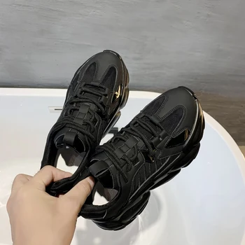 Lace-up sneakers juoda ir balta atsitiktinis odos kvėpuojantis laukinių storio-soled sportbačiai pavasarį ir rudenį naujų moterų sportbačiai 2021